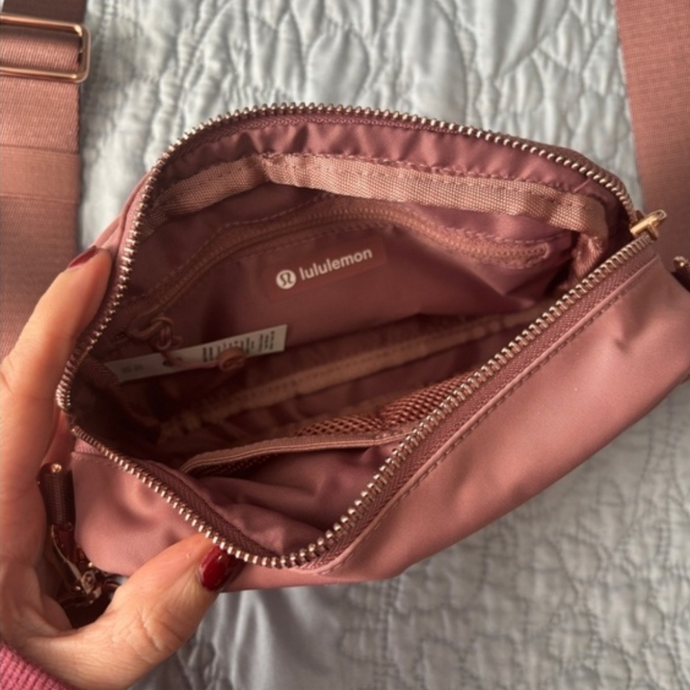 Lululemon Everywhere Crossbody Bag 2L in Spiced Chai / Rose Gold LIKE NEW - Picture 4 of 4